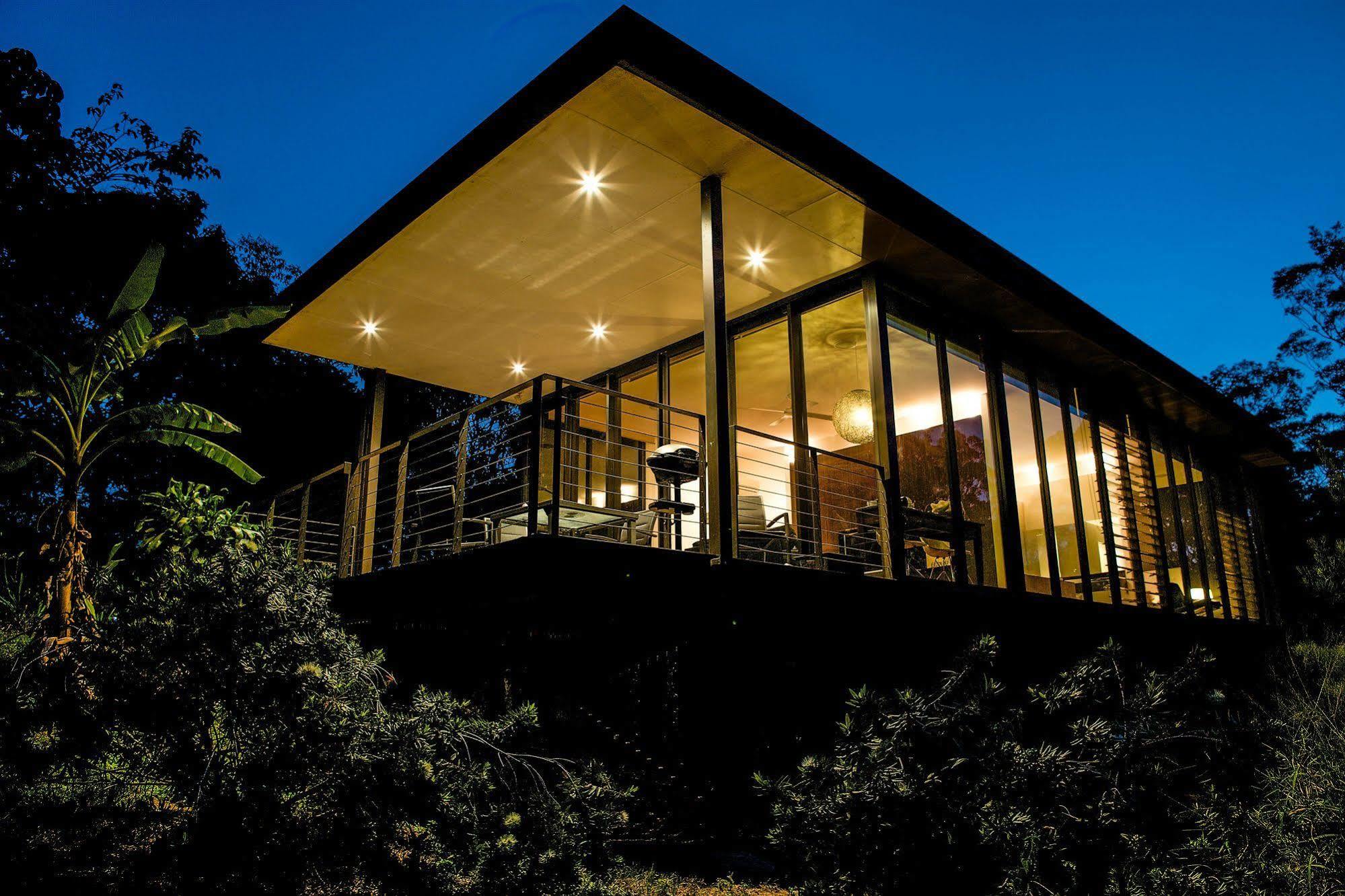 Glass On Glasshouse Glass House Mountains Exterior photo