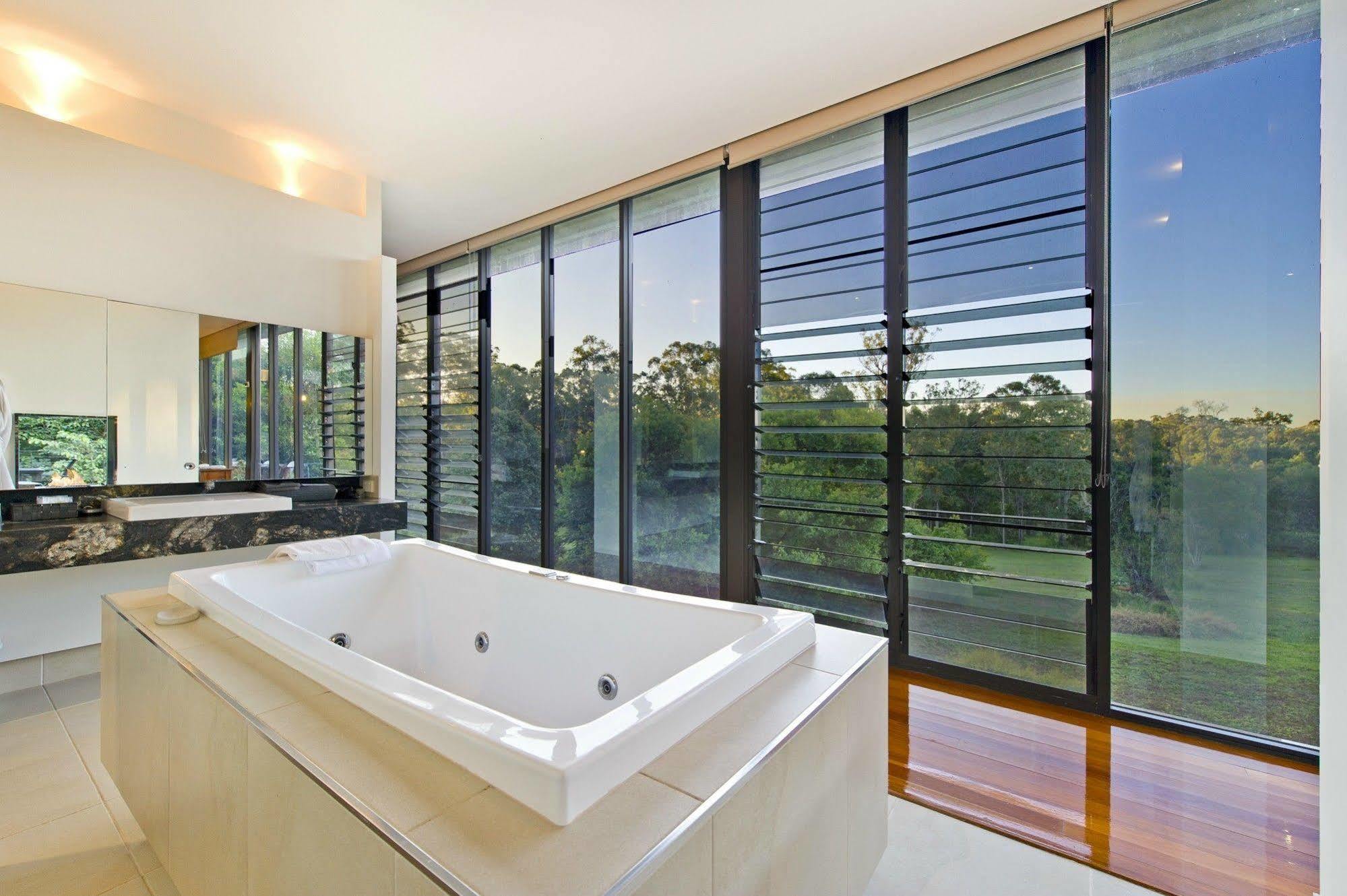 Glass On Glasshouse Glass House Mountains Exterior photo